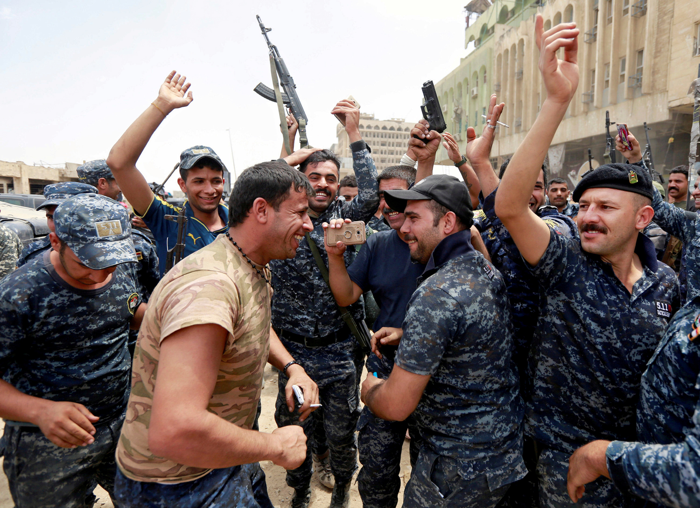 <p>Автор фото Ахмед Саад: &laquo;Это первый момент, когда иракские солдаты выражают свою радость и облегчение после жестокой почти девятимесячной битвы, в ходе которой они потеряли многих товарищей.</p>

<p>Я пошел посмотреть на торжества, когда мы узнали, что боевые действия практически закончились и объявлено об окончательной победе.</p>

<p>Солдаты стреляли в воздух. Фотографы беспокоились по этому поводу, поэтому не торопились снимать бронежилеты. Но я был счастлив, что мы почти избавились от террористов и мирные жители наконец-то смогут вернуться в свои дома&raquo;.</p>
