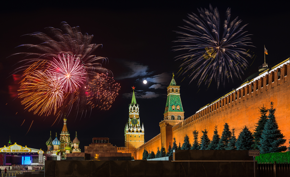 Салют 9 мая 2023 года в Москве на День Победы: во сколько начнется, где  смотреть | РБК Life