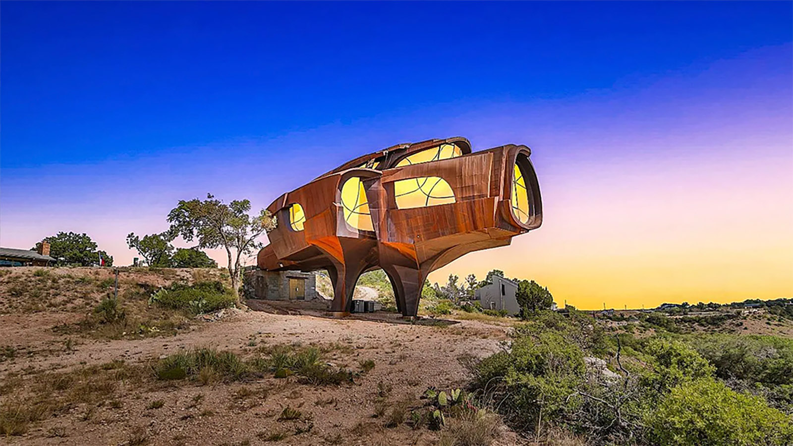 <p>Необычный дом в виде левитирующего космического корабля был придуман американским скульптором Робертом Бруно</p>