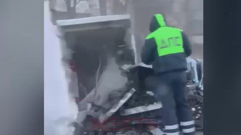 В Белгороде водитель уходил от погони и врезался в укрытие от дронов