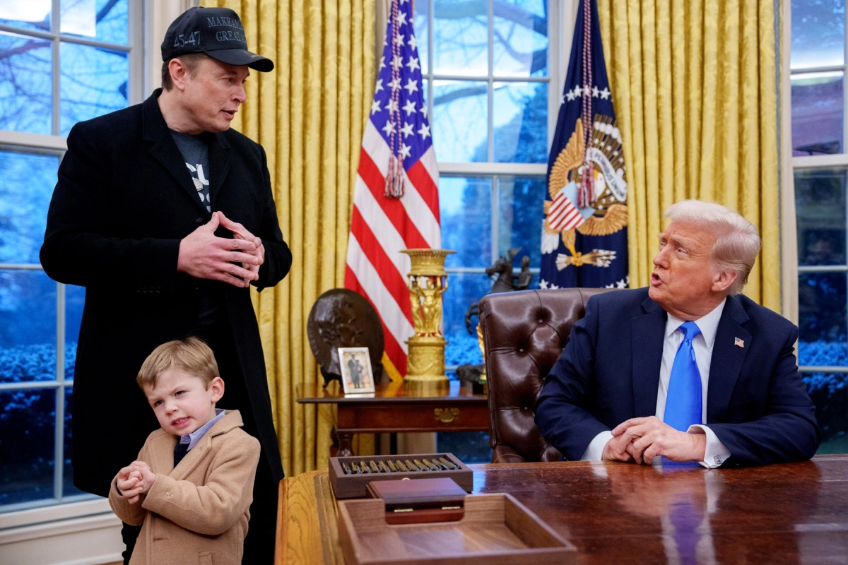 Дональд Трамп и Илон Маск с сыном по имени Икс в Овальном кабинете Белого дома 11 февраля 2025 года