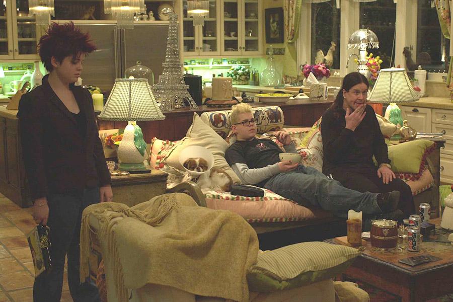 Оззи Осборн с детьми на съемках сериала «Семейка Осборнов», 2001 год