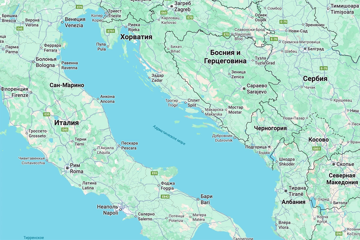 Название происходит от древнего морского порта Адрия, основанного еще в 500-х годах до н.э