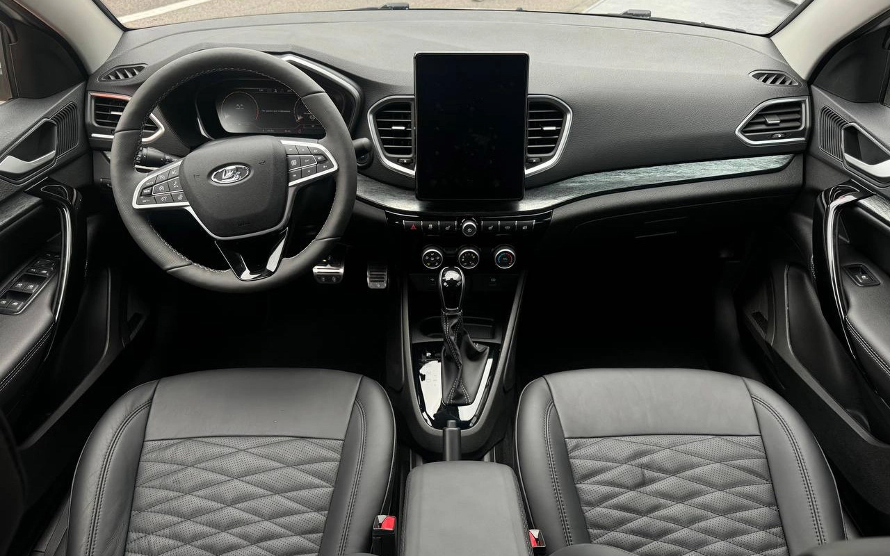 Lada Aura для такси, представленная на Петербургском экономическом форуме в июне 2025 года