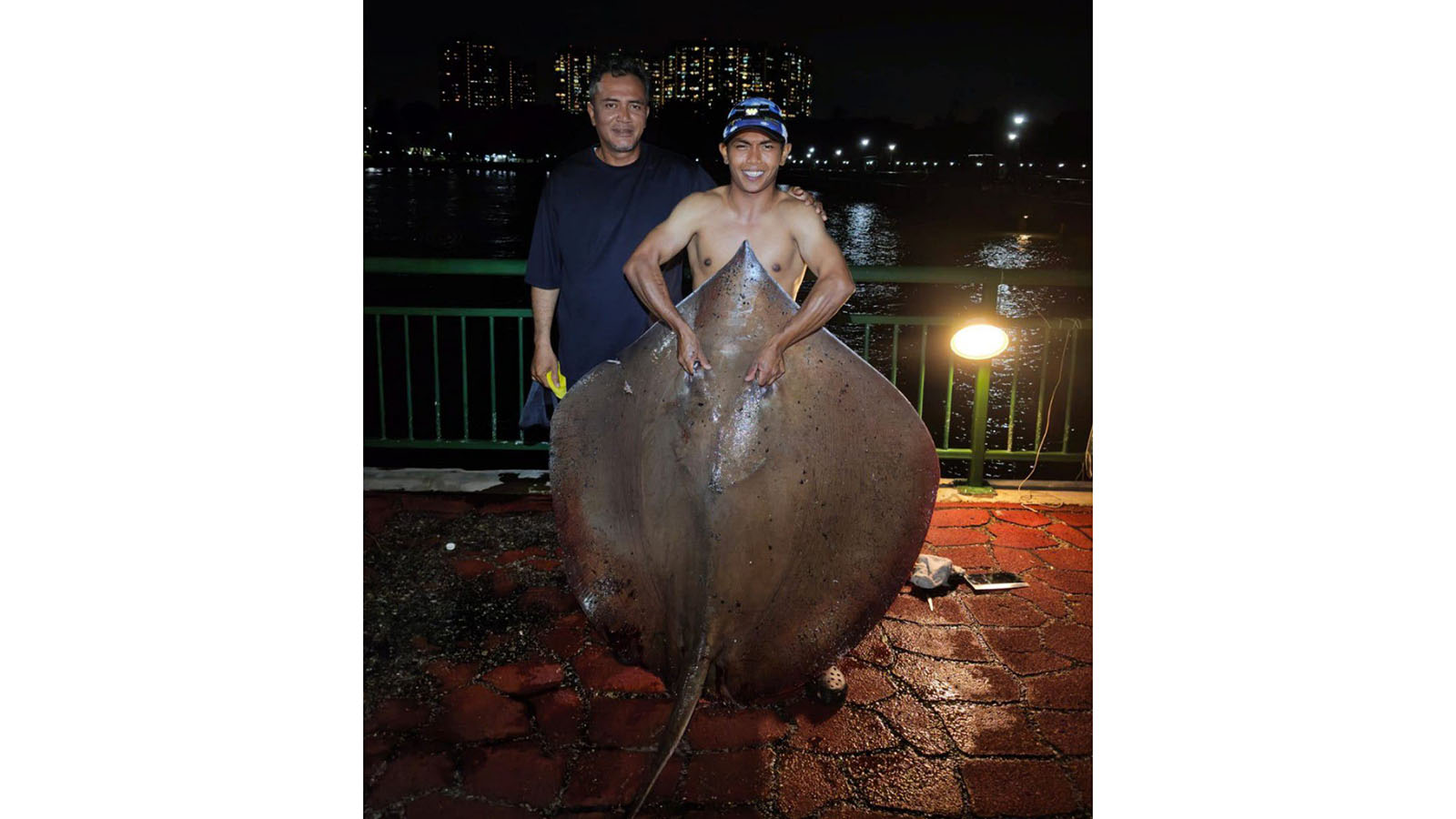 В Сингапуре трое рыбаков боролись с 45-килограммовым скатом