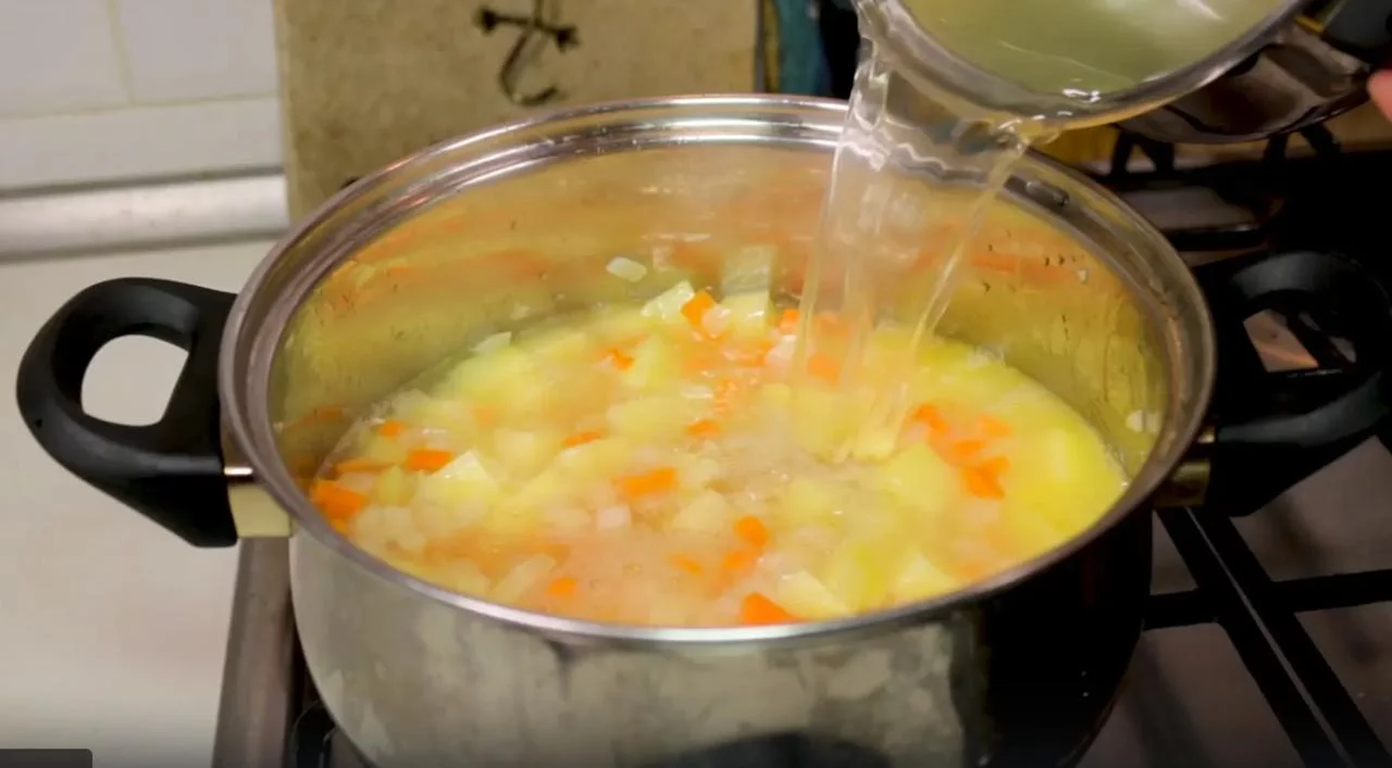 Влейте процеженный бульон в кастрюлю с обжаренными овощами и начните варить