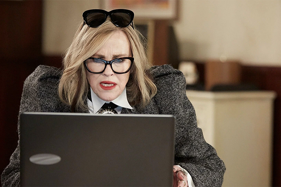 Новый виток карьеры наступил для О&rsquo;Хары в 60 лет, когда она сыграла эксцентричную Мойру Роуз в ситкоме &laquo;Шиттс-Крик&raquo;. Эта роль принесла ей премию &laquo;Эмми&raquo; (2020) и &laquo;Золотой глобус&raquo; (2021) и стала толчком для крупных проектов, таких как сериалы HBO &laquo;Последние из нас&raquo; и Apple TV &laquo;Студия&raquo;.