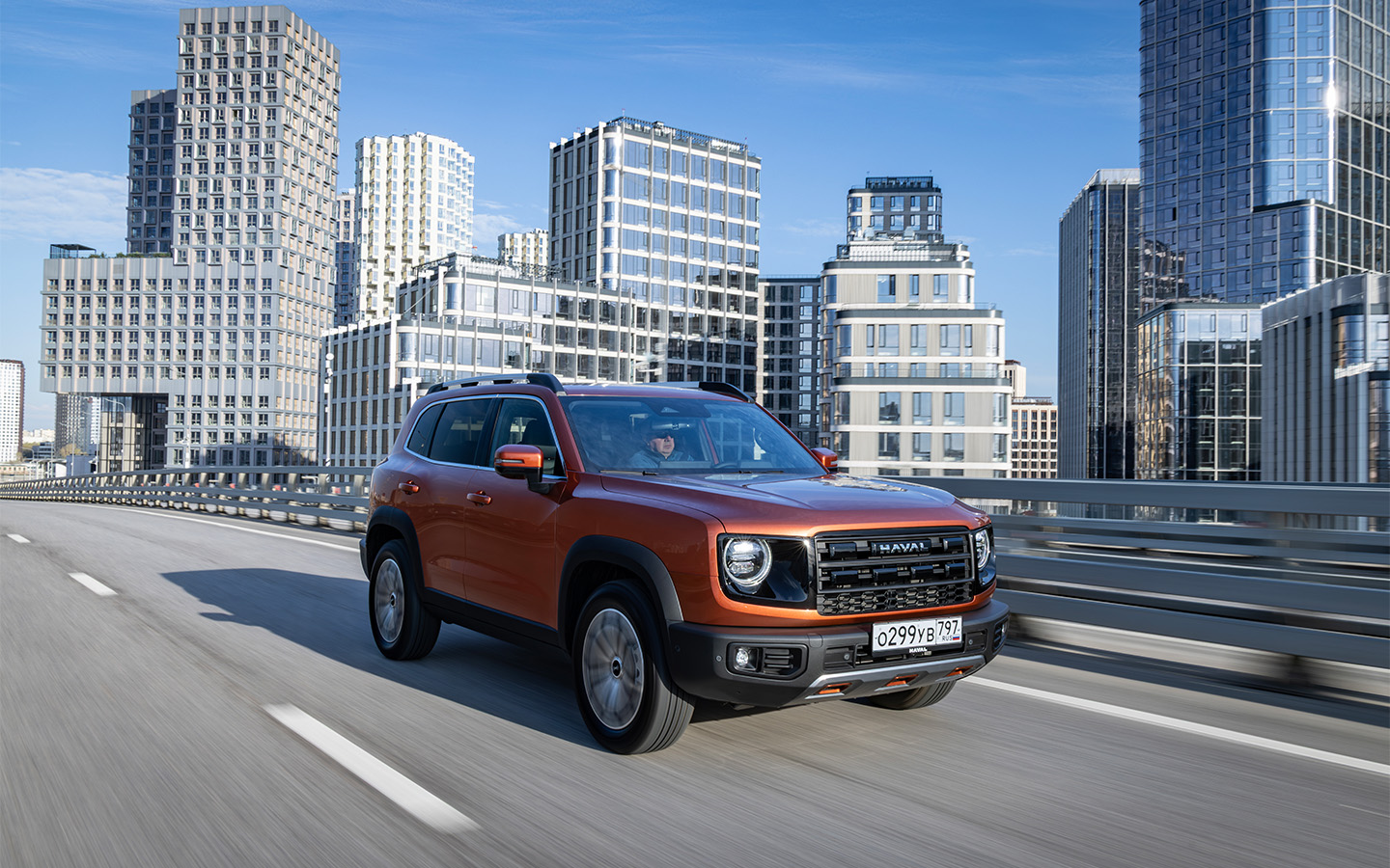 Несмотря на явные внедорожные акценты, Haval Dargo остается стильным городским паркетником в так называемом стиле boxy design