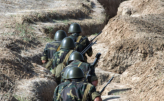 Военные в окопе на демаркационной линии со стороны Армении в Нагорном Карабахе. Архивное фото