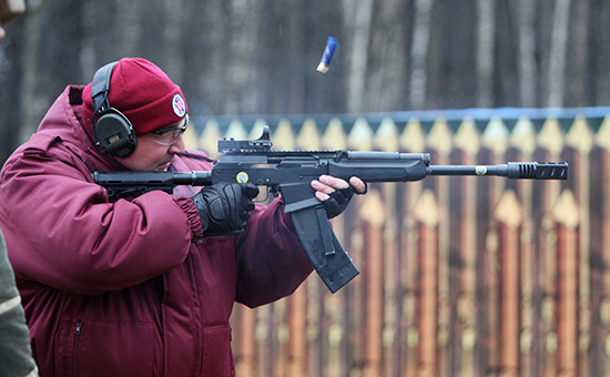 Вице-премьер правительства РФ Дмитрий Рогозин участвует в&nbsp;соревнованиях по&nbsp;стрельбе из&nbsp;гладкоствольного оружия. Фото 2012 года