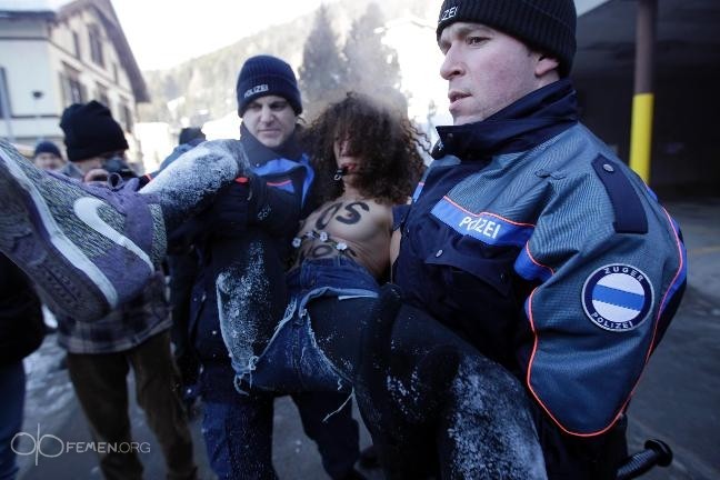 Активистки FEMEN подали обнаженный сигнал SOS в Давосе