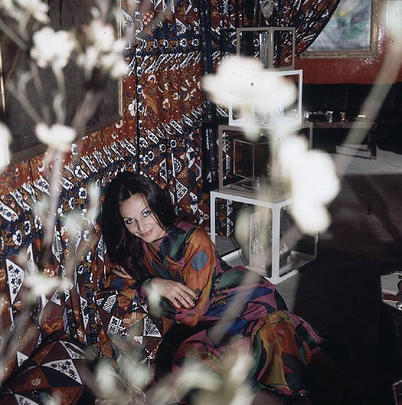 Диана фон Фюрстенберг на фоне драпированного яванского шелка, которым украшен интерьер квартиры дизайнера в Нью-Йорке, 1972