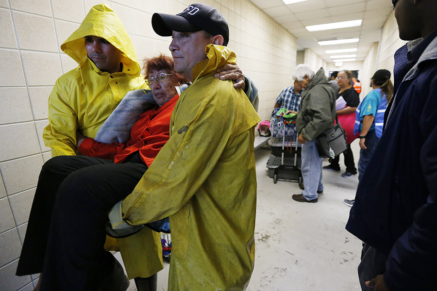 Жители города Корпус-Кристи, которые решили покинуть свои дома на время урагана, готовятся к эвакуации в Сан-Антонио, на юг штата Техас
