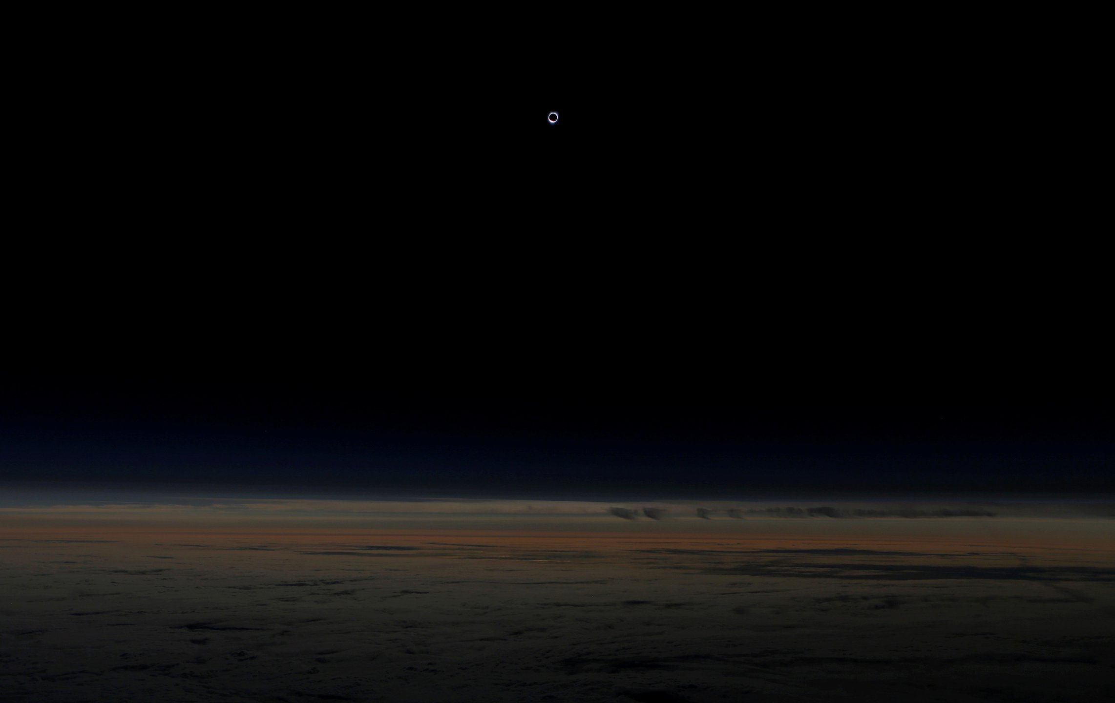 Солнце, полностью закрытое луной, во время затмения. Снимок сделан на высоте более 12 км из самолета авиакомпании Alaska Airlines