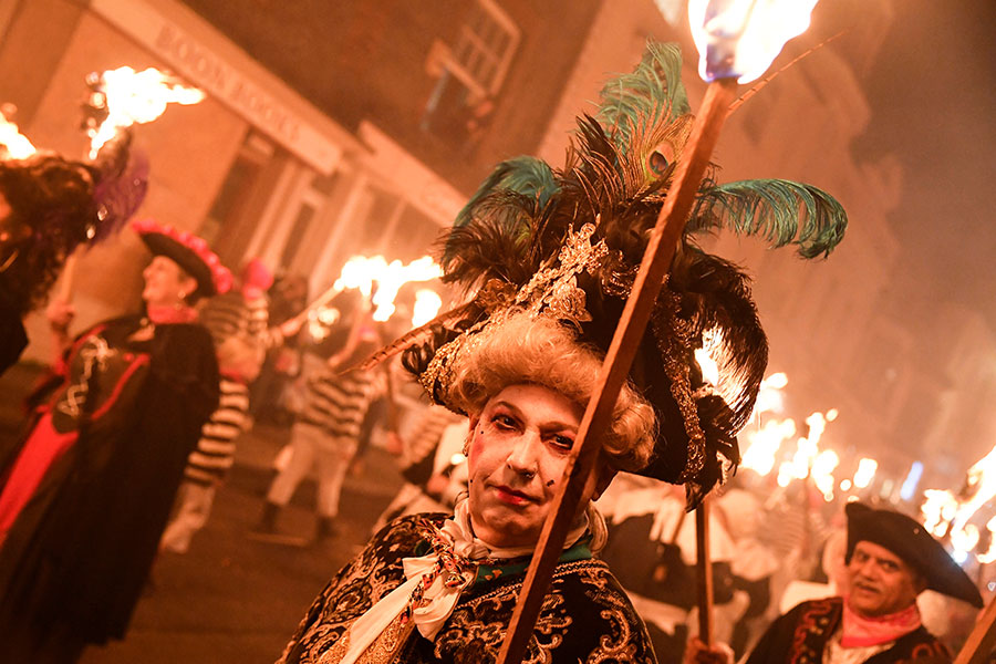 Британцы отмечают Ночь костра ежегодно. Главными традициями стали разжигание костров и запуск фейерверков.
