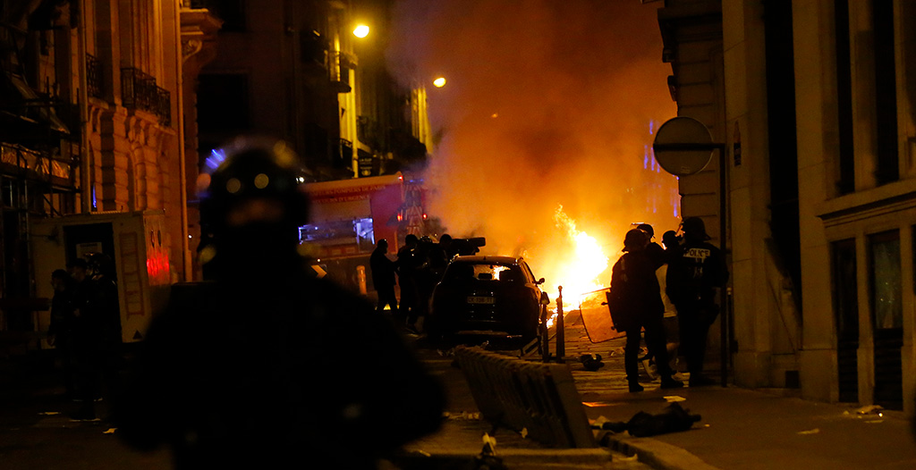 Фанаты ПСЖ устроили погромы в Париже после поражения в ЛЧ. Фоторепортаж