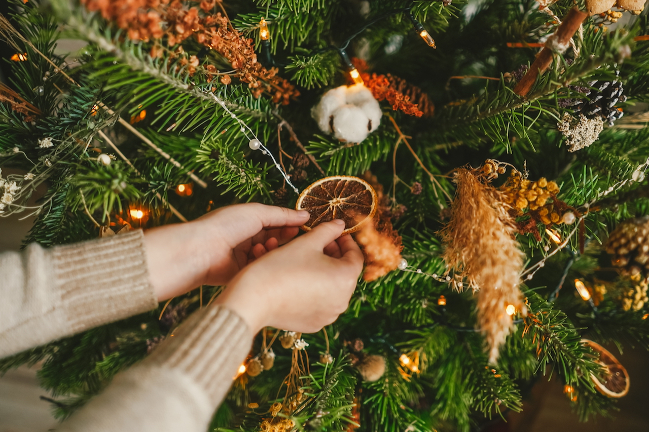 Ломаем стереотипы: как украсить елку к Новому году