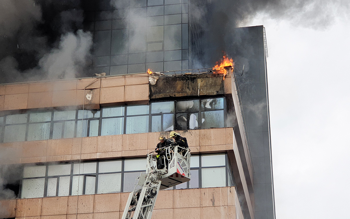 Стали известны версии пожара в бизнес-центре на западе Москвы