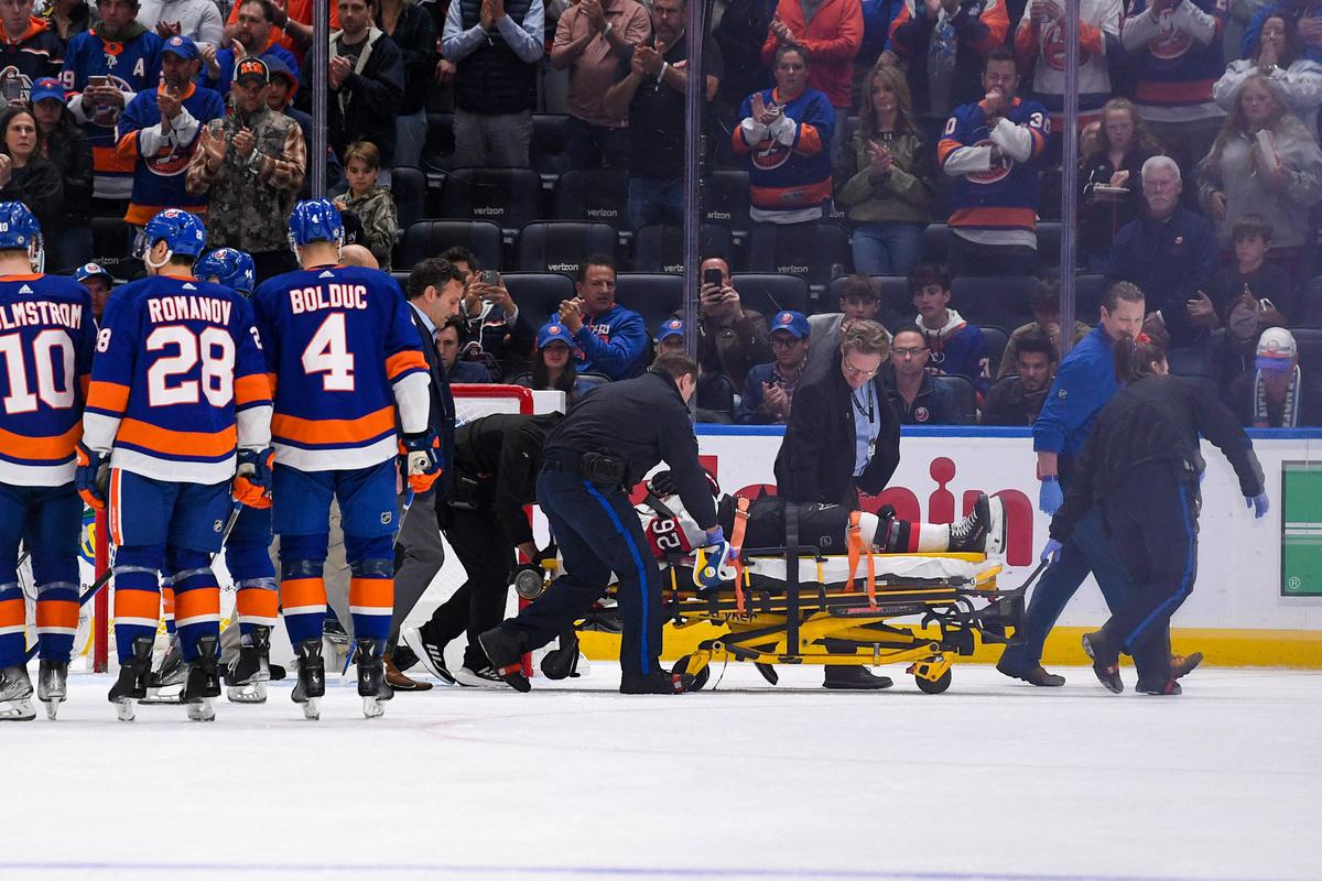 Защитник клуба НХЛ попал в больницу после силового приема