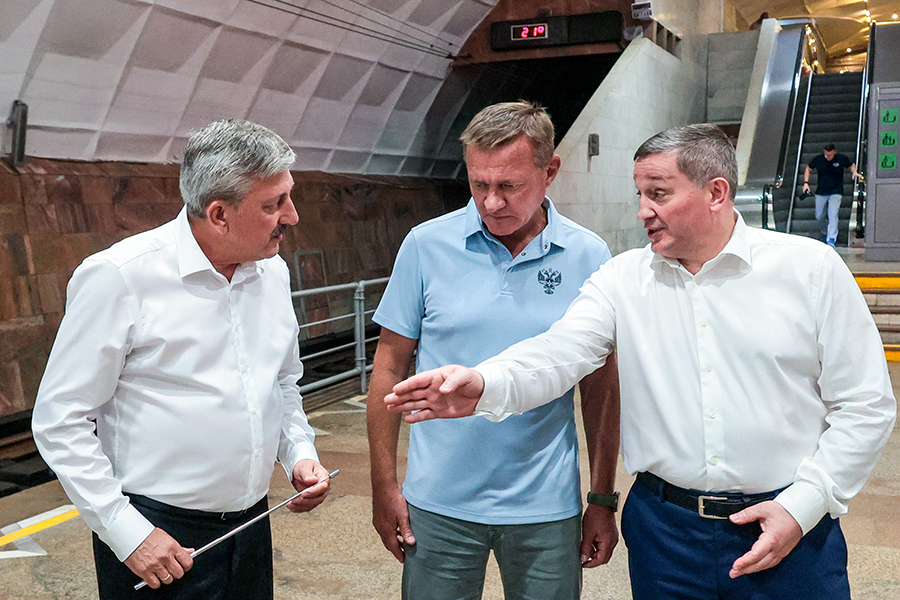 Старовойт, мэр Волгограда Владимир Марченко и губернатор Волгоградской области Андрей Бочаров осматривают обновленный общественный транспорт, 2024 год
За время работы Старовойта министром транспорта произошло крушение двух танкеров и разлив мазута в Черном море, а из-за атак дронов в аэропортах участились задержки и отмены рейсов.