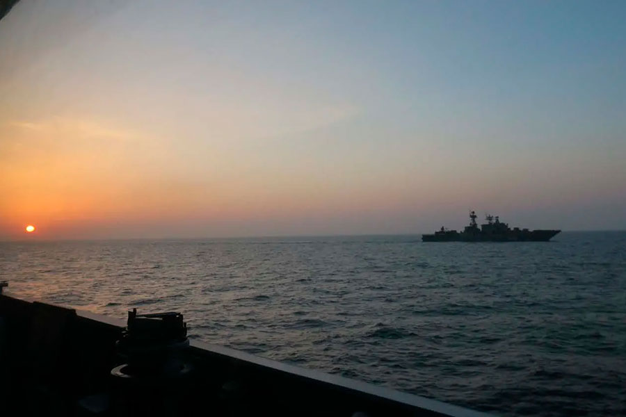 Военный корабль Королевского военно-морского флота Великобритании HMS Trent и вертолет Wildcat следили за российскими судами в водах Великобритании в течение пятидневной операции