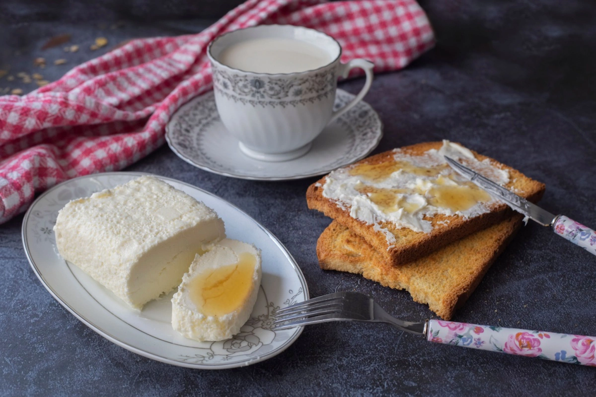 Благодаря своему вкусe и текстуре каймак хорошо сочетается с разными блюдами