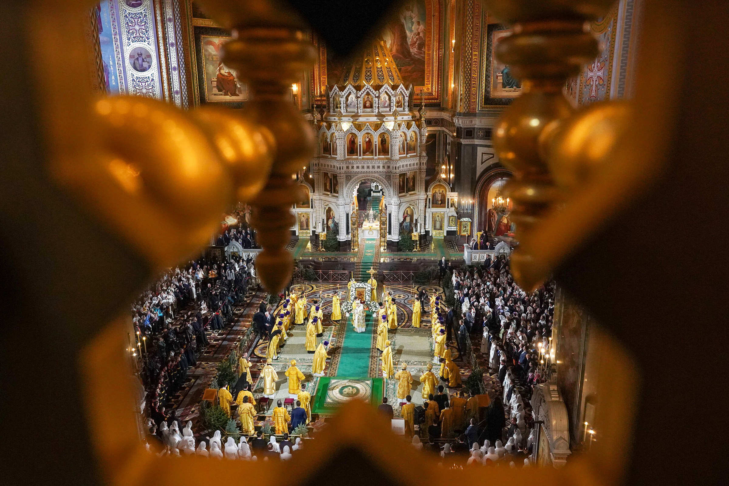 Служба в храме Христа Спасителя в Москве