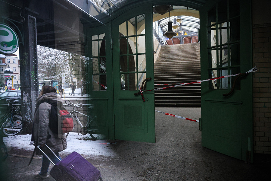 Люди проходят мимо закрытой станции метро Mexikoplatz в Берлине