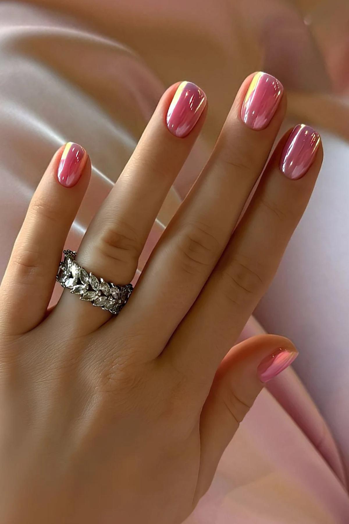 Нанесение мелкодисперсной пудры создает ровное переливающееся покрытие