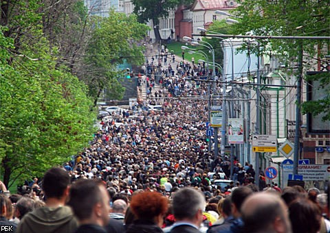 Многотысячная прогулка по московским бульварам 