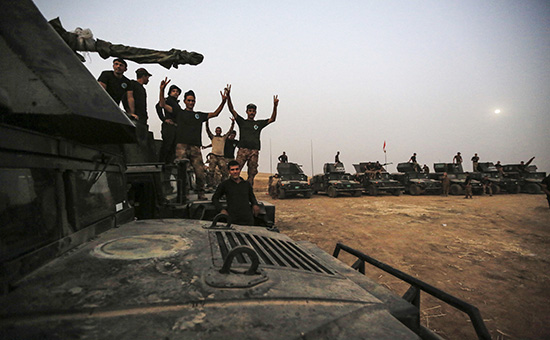 Солдаты и военная техника иракской армии недалеко от города&nbsp;Мосула



