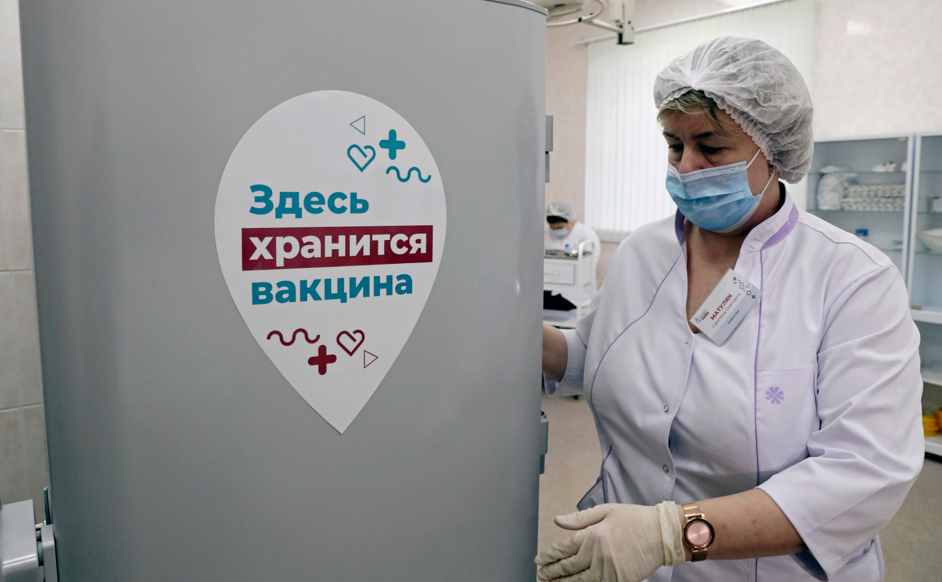 Глава Центра Чумакова сообщил о переносе регистрации вакцины от COVID-19