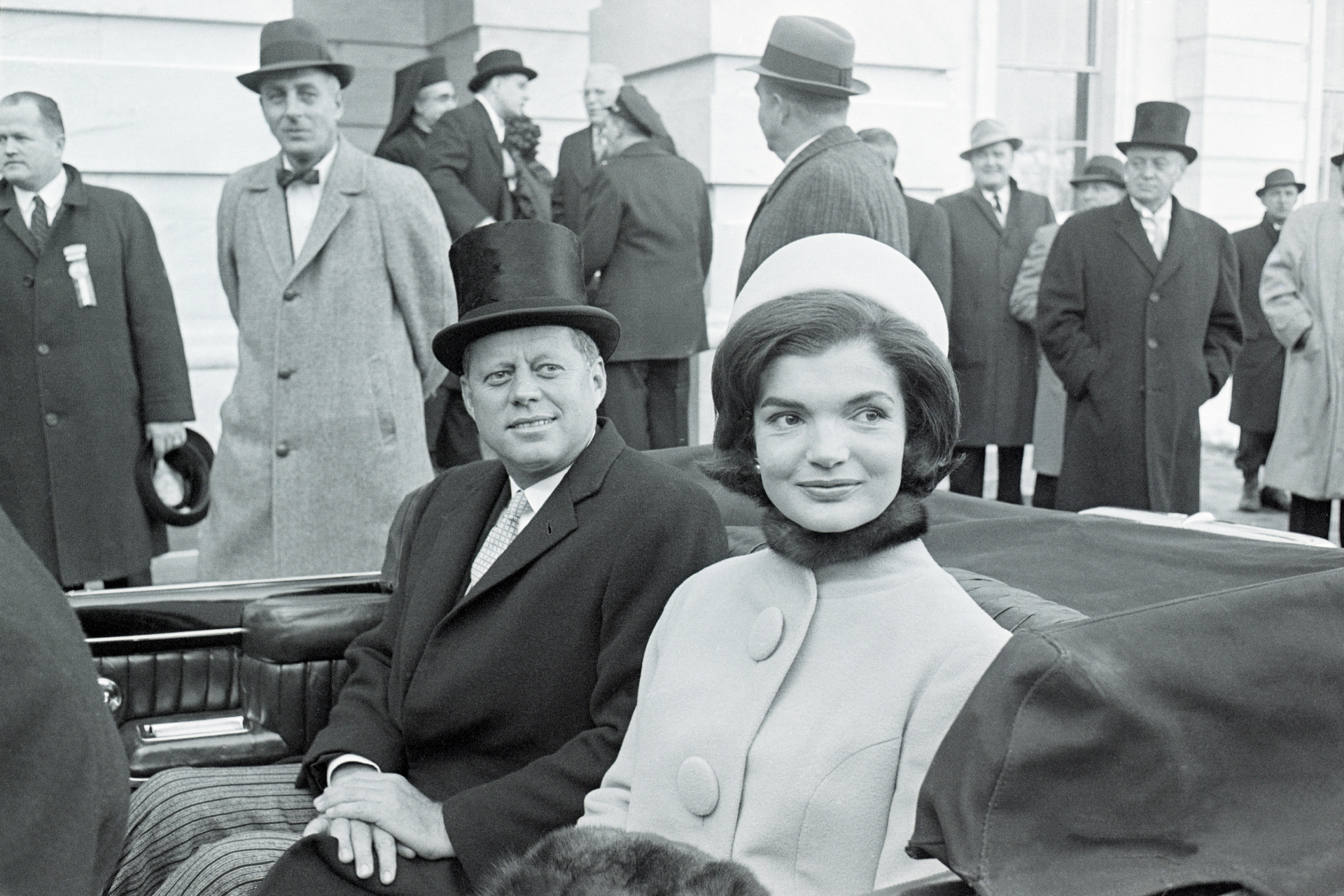 Джон Кеннеди и Жаклин Кеннеди в пальто Oleg Cassini в день&nbsp;инаугурации, 1961 год