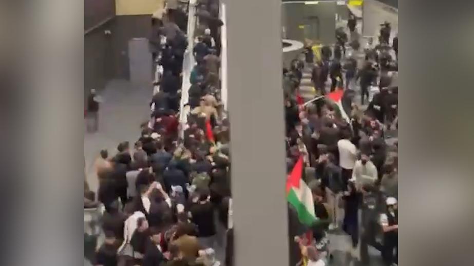 Прорыв протестующих из-за рейса из Израиля в аэропорт Махачкалы. Видео