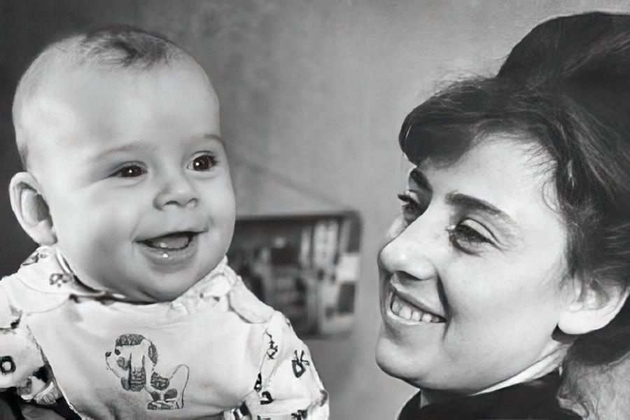 Максим Галкин в детстве с мамой