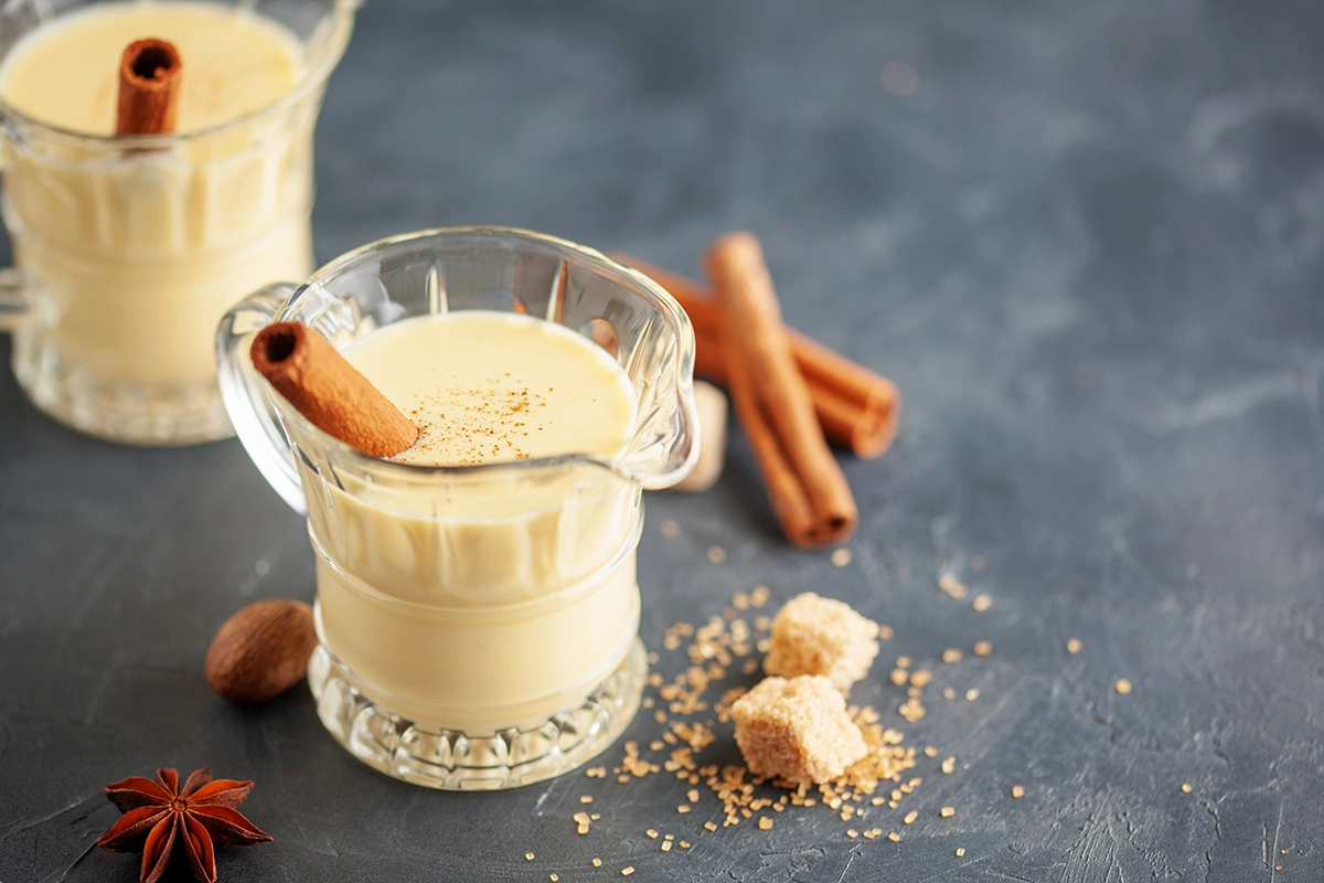 Рецепт гоголь-моголя может быть как классическим, на молоке или сливках, так и алкогольным