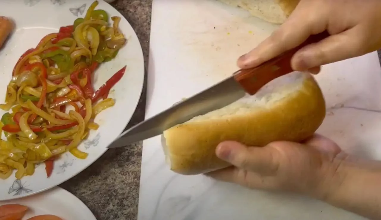 Оставьте в булочке «кармашек» для начинки