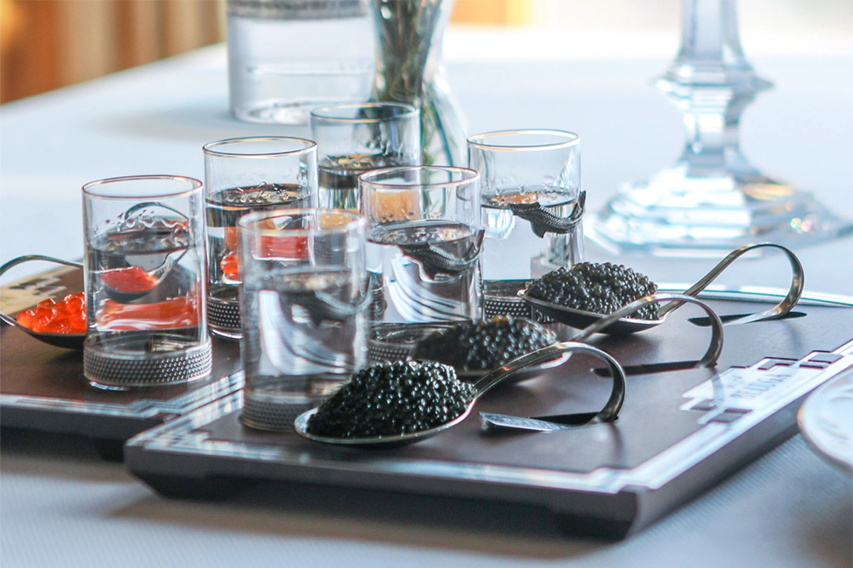 Блюдо с черной икрой