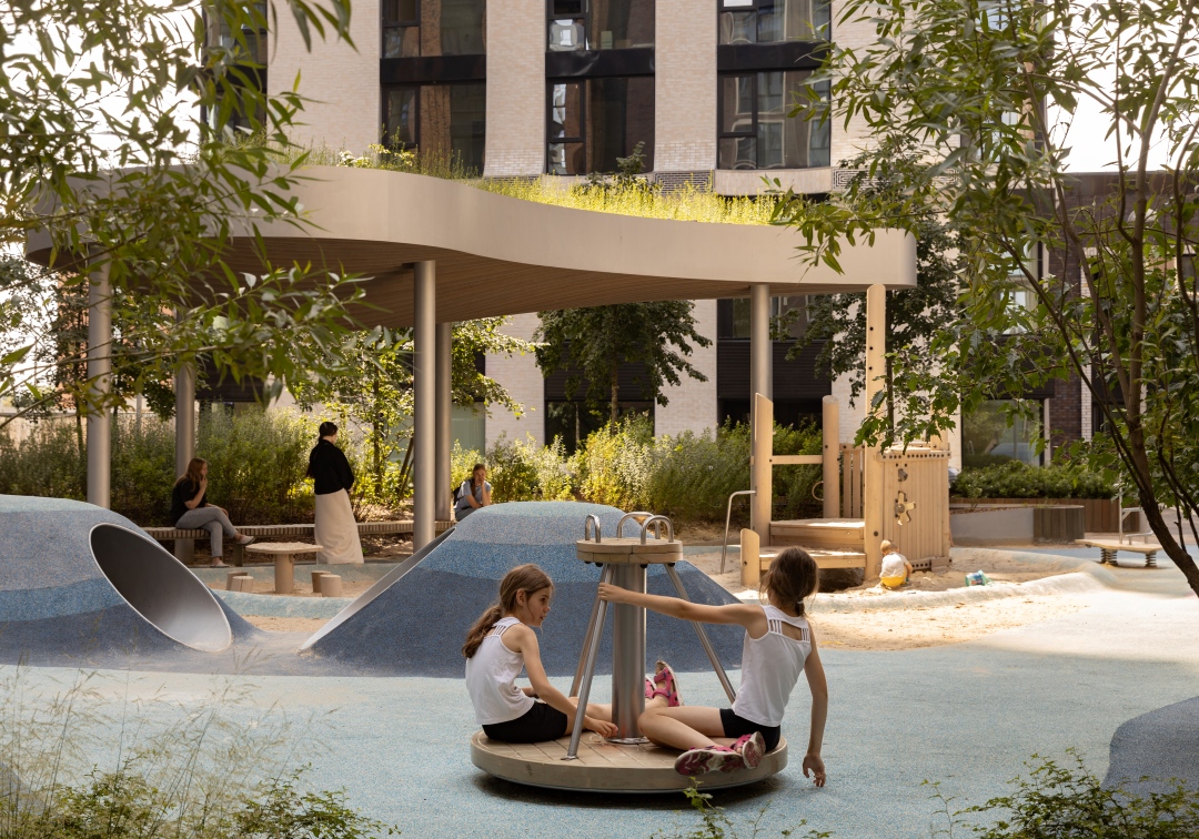 Пример зеленой крыши навеса на игровой площадке