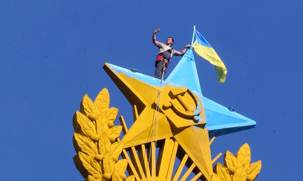 Обстрел села Гроза: в Москве несут цветы к памятнику Леси Украинки (видео)