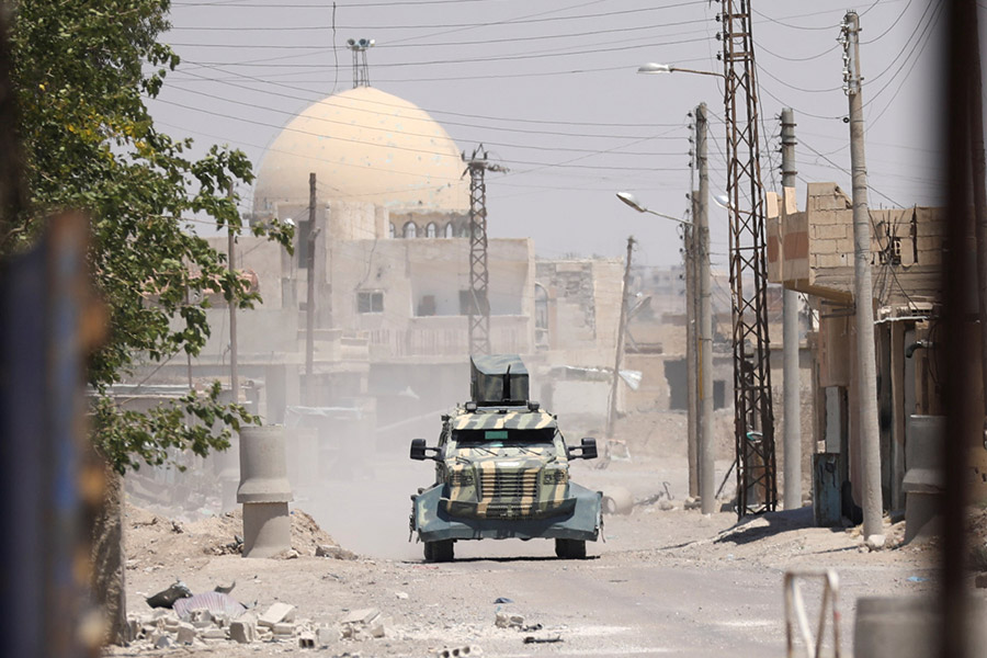 Автомобиль&nbsp;&laquo;Демократических сил&nbsp;Сирии&raquo; на западе провинции Ракка


