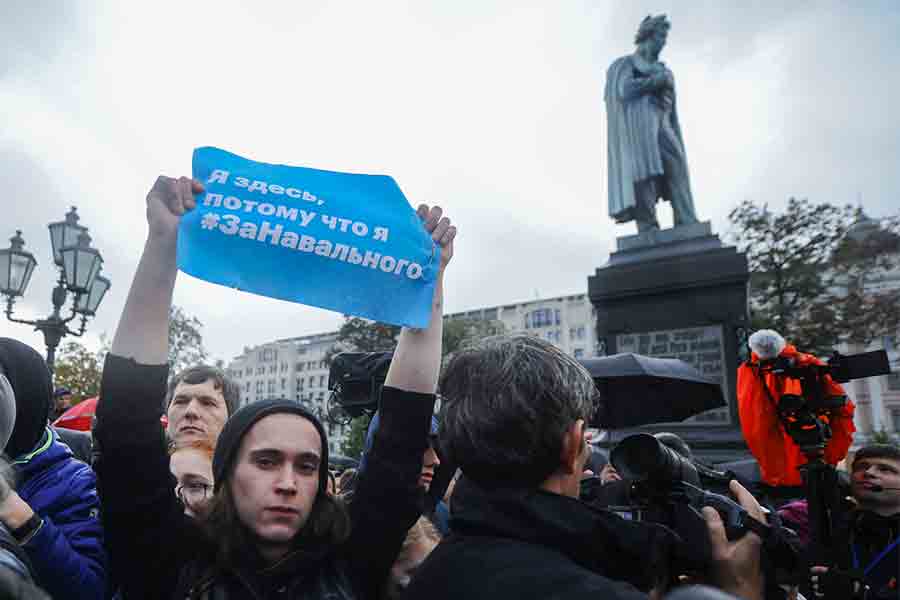 Навальный и глава московского штаба Леонид Волков во время проведения акции находились под административным арестом, их обвинили в призывах к несанкционированным митингам.