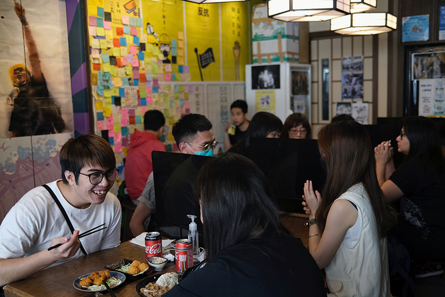 Посетители в продемократическом ресторане в Гонконге
