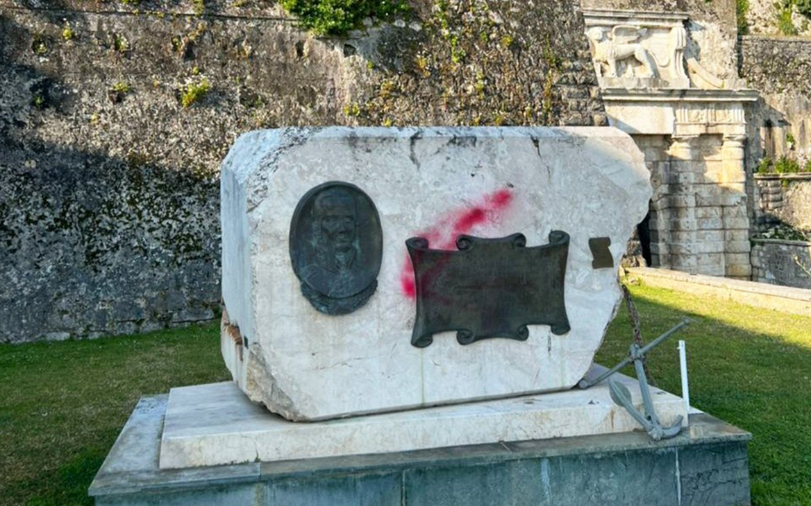В Греции облили краской памятник упомянутого Путиным адмирала Ушакова