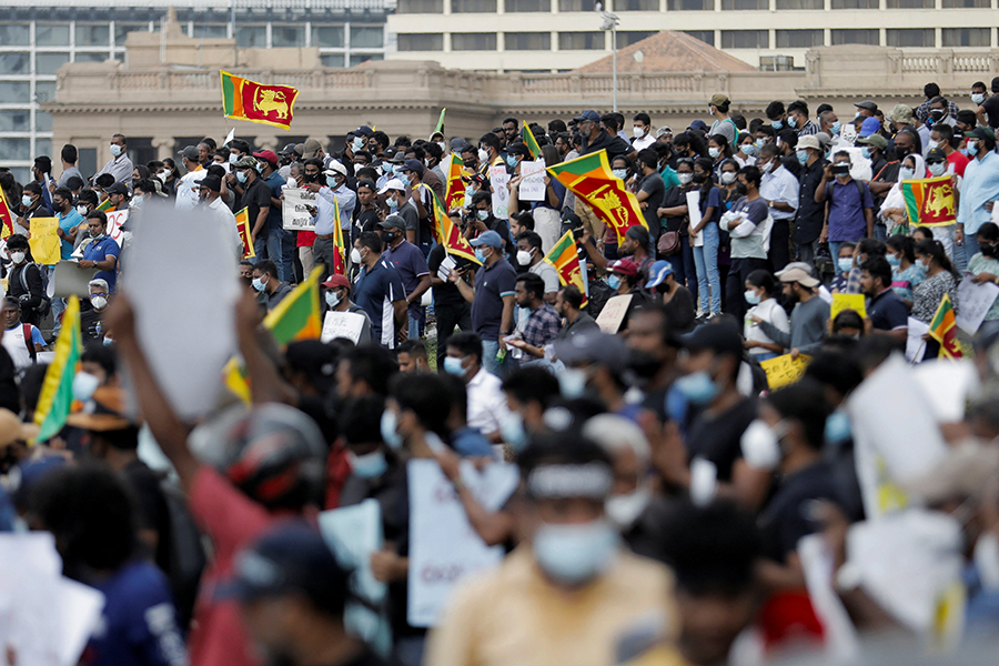 Центр столицы Шри-Ланки парализован из-за многотысячной акции протеста напротив офиса президента Готабаи Раджапаксы. Жители страны требуют его отставки.&nbsp;Коломбо, 9 апреля