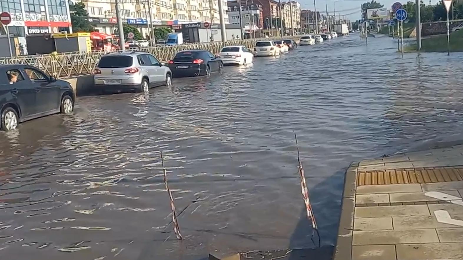 Потоки воды после ливня в Сочи унесли около десятка автомобилей