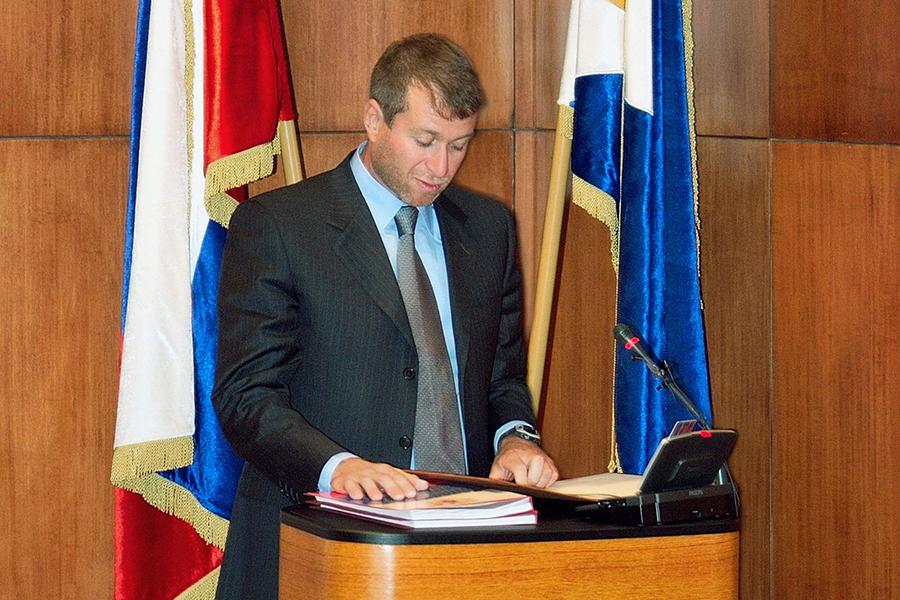 Губернатор Чукотского автономного округа Роман Абрамович во время церемонии официального вступления в должность, 2005 год