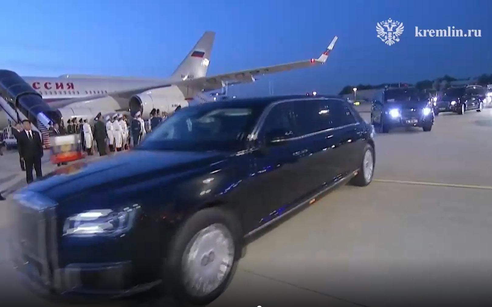Президент Владимир Путин уехал из аэропорта Пекина на новом Aurus Senat