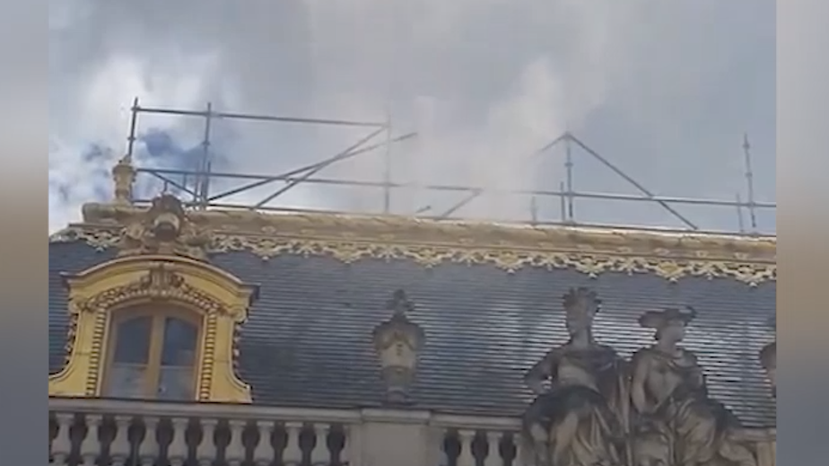 Во Франции загорелся Версаль