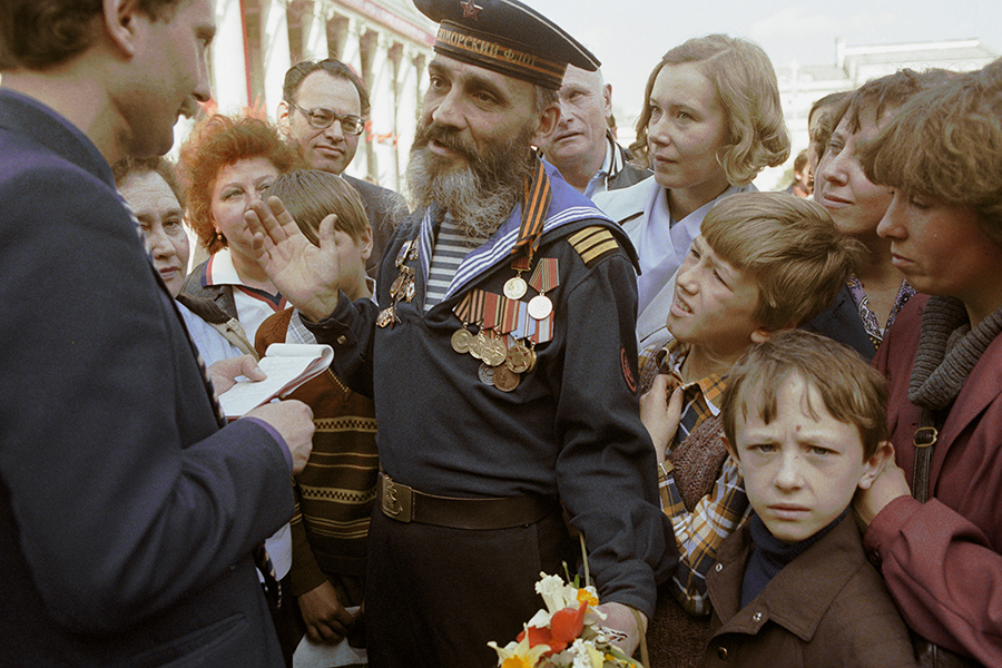 Ветеран рассказывает истории войны на праздновании Дня Победы в Москве, 1985 год


